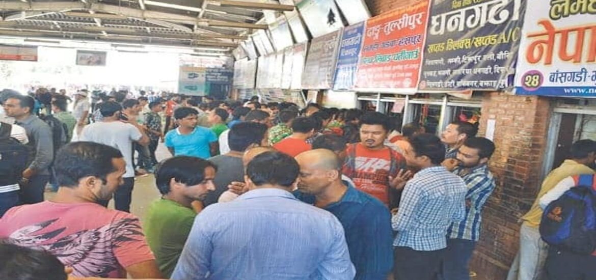 दसैँ मनाउन गाउँ फर्किनेको लर्को, २४ घण्टामा उपत्यकाबाट ५६ हजारभन्दा बढी बाहिरिए