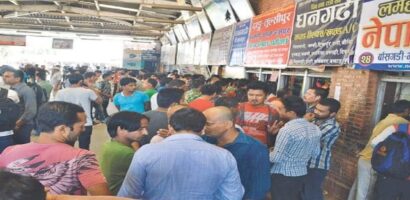 दसैँ मनाउन गाउँ फर्किनेको लर्को, २४ घण्टामा उपत्यकाबाट ५६ हजारभन्दा बढी बाहिरिए