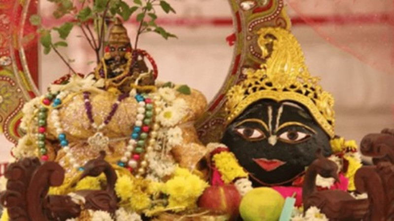 सोमबार विशङ्खुनारायणको महास्नान गरिँदै